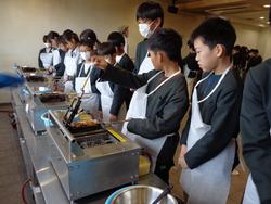 6年生修学旅行もみじ饅頭手焼き体験の様子