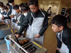 6年生修学旅行もみじ饅頭手焼き体験の様子