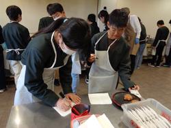 6年生修学旅行もみじ饅頭手焼き体験の様子