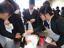 6年生修学旅行もみじ饅頭手焼き体験の様子