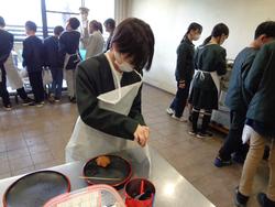 6年生修学旅行もみじ饅頭手焼き体験の様子