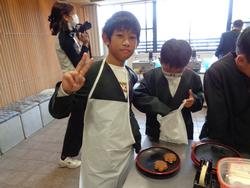 6年生修学旅行もみじ饅頭手焼き体験の様子
