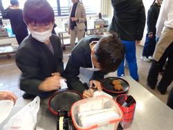 6年生修学旅行もみじ饅頭手焼き体験の様子