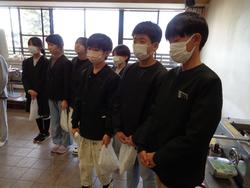 6年生修学旅行もみじ饅頭手焼き体験の様子