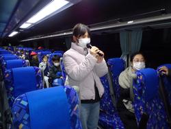 6年生修学旅行帰りのバスの中の様子