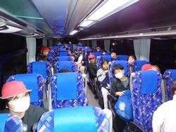 6年生修学旅行帰りのバスの中の様子