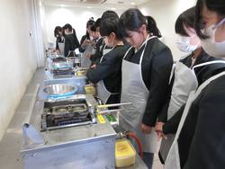 6年生修学旅行もみじ饅頭手焼き体験の様子