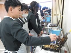 6年生修学旅行もみじ饅頭手焼き体験の様子