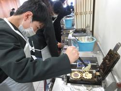 6年生修学旅行もみじ饅頭手焼き体験の様子