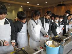 6年生修学旅行もみじ饅頭手焼き体験の様子