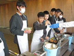 6年生修学旅行もみじ饅頭手焼き体験の様子