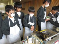 6年生修学旅行もみじ饅頭手焼き体験の様子