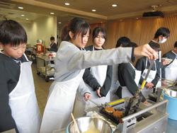 6年生修学旅行もみじ饅頭手焼き体験の様子