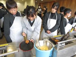 6年生修学旅行もみじ饅頭手焼き体験の様子