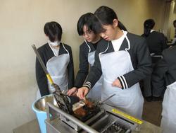 6年生修学旅行もみじ饅頭手焼き体験の様子