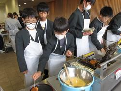 6年生修学旅行もみじ饅頭手焼き体験の様子