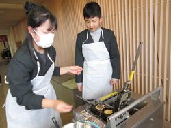 6年生修学旅行もみじ饅頭手焼き体験の様子