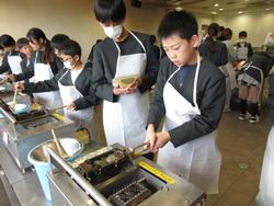6年生修学旅行もみじ饅頭手焼き体験の様子