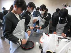 6年生修学旅行もみじ饅頭手焼き体験の様子