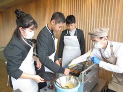 6年生修学旅行もみじ饅頭手焼き体験の様子