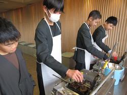 6年生修学旅行もみじ饅頭手焼き体験の様子