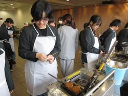 6年生修学旅行もみじ饅頭手焼き体験の様子