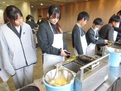 6年生修学旅行もみじ饅頭手焼き体験の様子