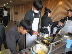 6年生修学旅行もみじ饅頭手焼き体験の様子