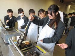 6年生修学旅行もみじ饅頭手焼き体験の様子