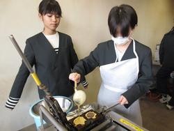 6年生修学旅行もみじ饅頭手焼き体験の様子