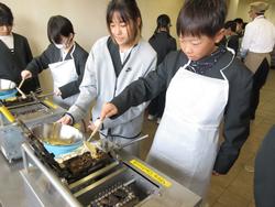 6年生修学旅行もみじ饅頭手焼き体験の様子