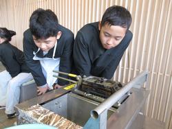 6年生修学旅行もみじ饅頭手焼き体験の様子