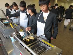 6年生修学旅行もみじ饅頭手焼き体験の様子