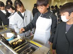 6年生修学旅行もみじ饅頭手焼き体験の様子