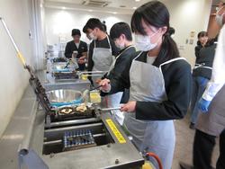 6年生修学旅行もみじ饅頭手焼き体験の様子