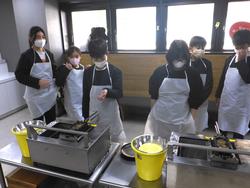 6年生修学旅行もみじ饅頭手焼き体験の様子