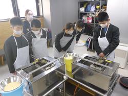 6年生修学旅行もみじ饅頭手焼き体験の様子