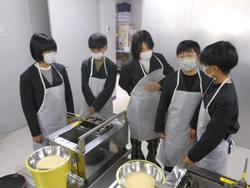 6年生修学旅行もみじ饅頭手焼き体験の様子