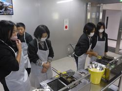 6年生修学旅行もみじ饅頭手焼き体験の様子