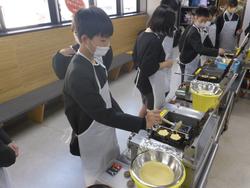 6年生修学旅行もみじ饅頭手焼き体験の様子