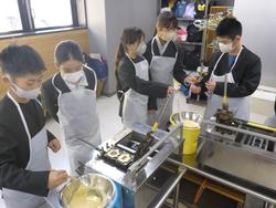 6年生修学旅行もみじ饅頭手焼き体験の様子