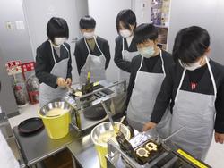 6年生修学旅行もみじ饅頭手焼き体験の様子