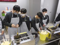 6年生修学旅行もみじ饅頭手焼き体験の様子