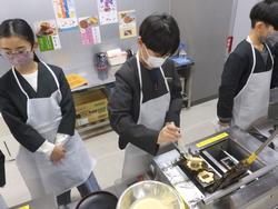 6年生修学旅行もみじ饅頭手焼き体験の様子