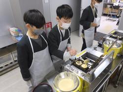 6年生修学旅行もみじ饅頭手焼き体験の様子