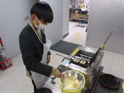 6年生修学旅行もみじ饅頭手焼き体験の様子