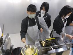 6年生修学旅行もみじ饅頭手焼き体験の様子