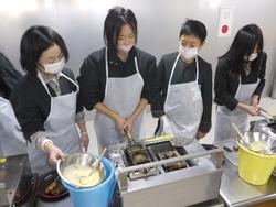 6年生修学旅行もみじ饅頭手焼き体験の様子