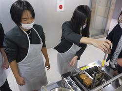 6年生修学旅行もみじ饅頭手焼き体験の様子