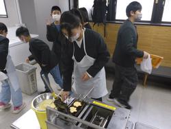 6年生修学旅行もみじ饅頭手焼き体験の様子
